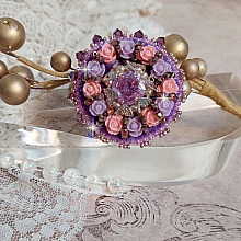 Bague Glace Purple brodée avec un cabochon carré Violet ornée de cabochons roses en résine : Parme et Rose avec des toupies Améthyste, facettes en Verre et rocailles. Montés sur une bague Dorée